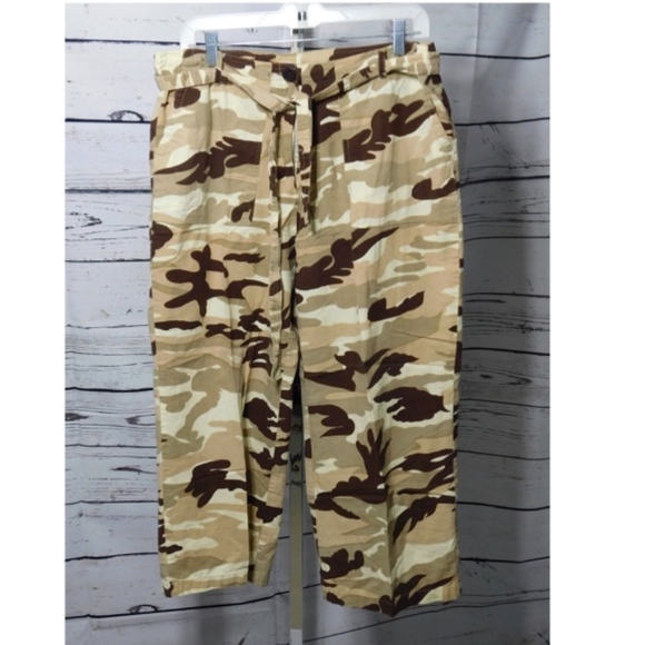 camouflage cropped pants